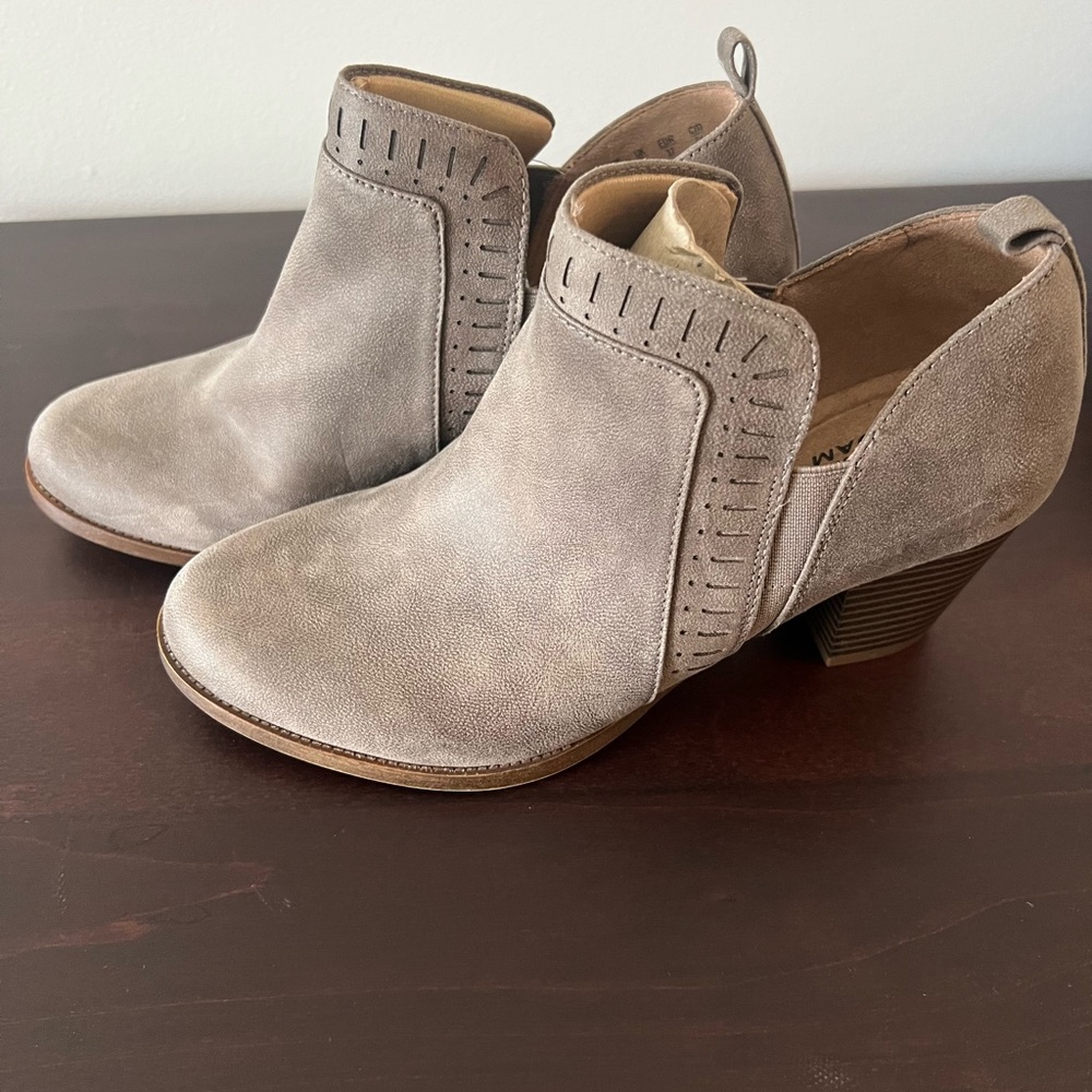 Life stride women’s memory foam slip one heeled booties.  Never worn